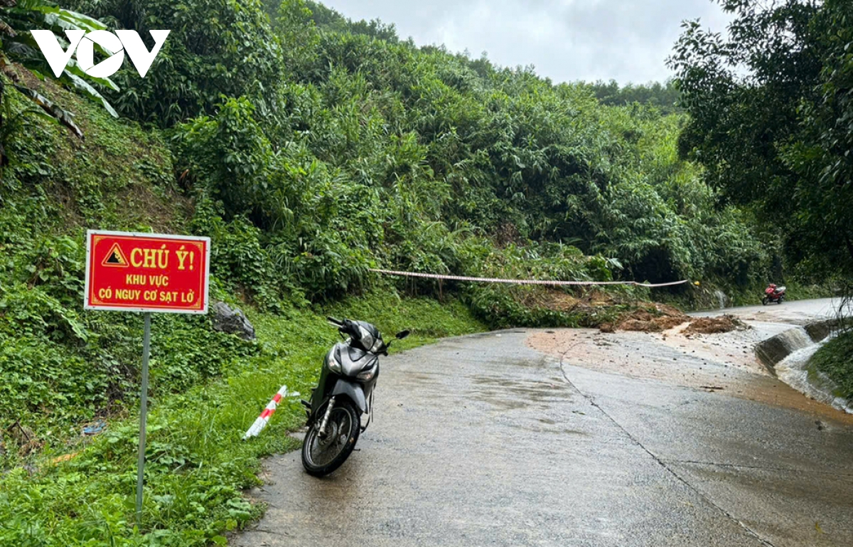 Quảng Ngãi: Cầu tràn Thạch Nham bị ngập, cấm người dân qua lại